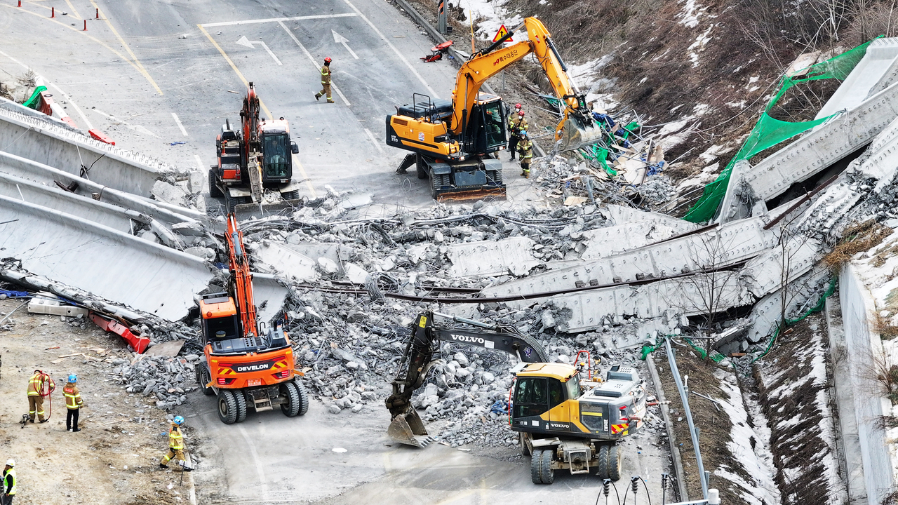 This file photo, taken Feb. 25, shows the construction site of a bridge on the Seoul-Sejong expressway in Anseong, south of Seoul, after it collapsed earlier in the day, leaving four workers dead and six others injured. (Yonhap)