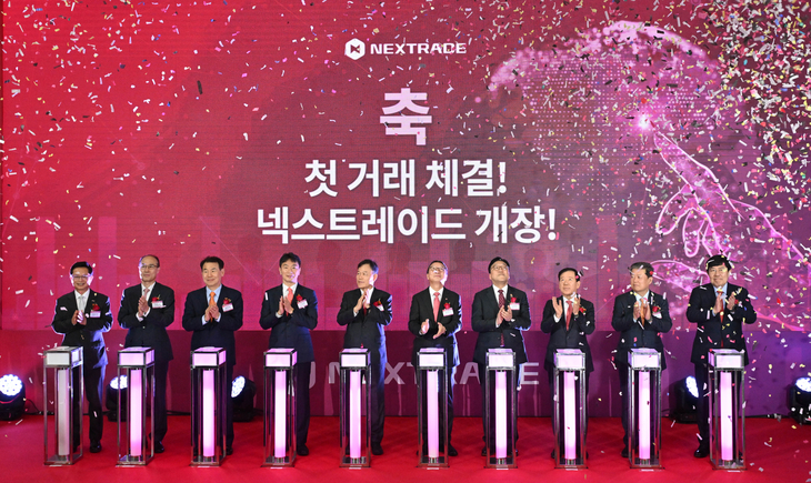 정은보(왼쪽 세 번째 부터) 한국거래소 이사장, 이복현 금감원장, 윤한홍 국회 정무위원장, 김학수 넥스트레이드 대표, 김병환 금융위원장, 서유석 금융투자협회장을 비롯한 내빈들이 4일 오전 서울 여의도 금융투자센터빌딩에서 열린 국내 최초 대체거래소(ATS) ‘넥스트레이드(NXT)’ 개장식에서 개장 기념 세리머니를 하고 있다. 국내 최초 대체거래소(ATS) ‘넥스트레이드(NXT)’가 이날 첫 개장했다. 이번 대체거래소 출범으로 인해 국내 주식시장의 거래 시간은 현행 6시간 30분(오전 9시~오후 3시30분)에서 12시간(오전 8시~오후 8시)으로 확대됐다. 임세준 기자
