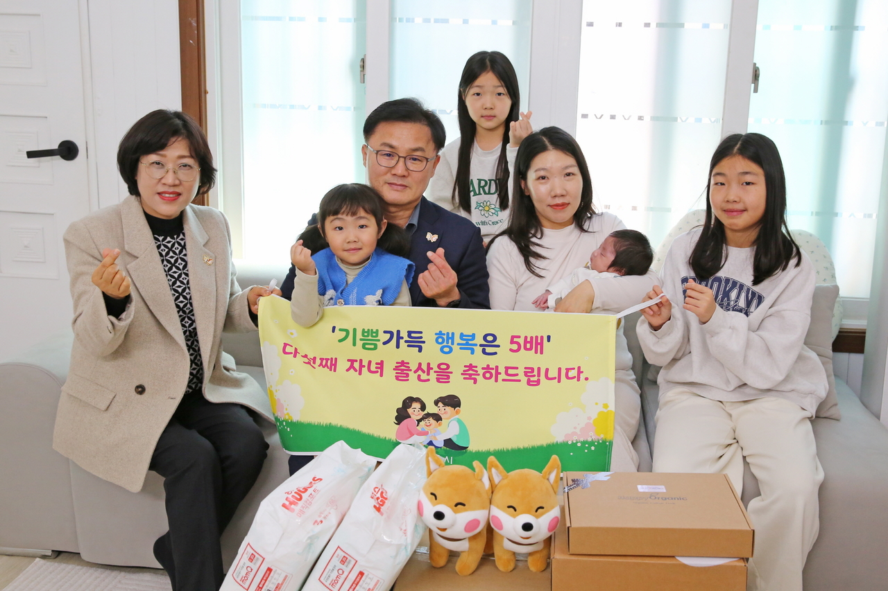 송호준 경주부시장이 지난달 28일 성건동에 거주 중인 다섯째 출산 가정을 방문해 축하 선물 전달 후 가족들과 기념 촬영을 하고 있다.[경주시 제공]