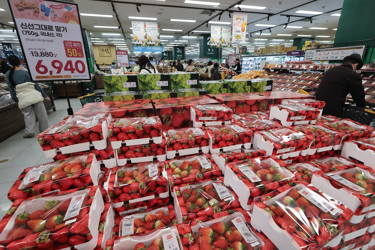 This photo taken Sunday, shows strawberries at a supermarket in Seoul. (Yonhap)