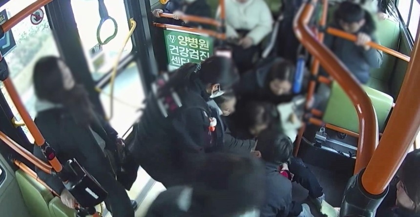 쓰러진 승객을 돕는 버스기사 김숙 씨. [서울시버스운송사업조합 영상 캡처]