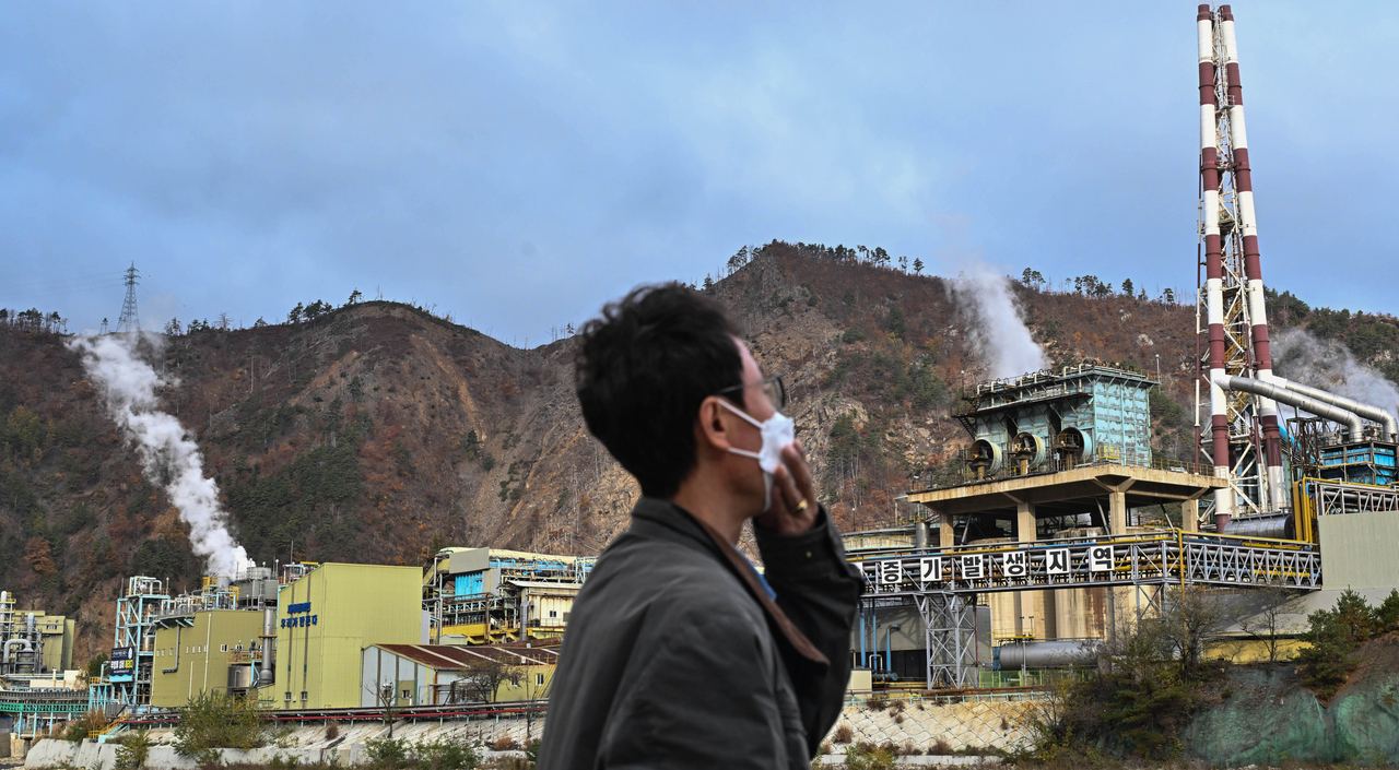 A man wearing a mask walks along Young Poong's Seokpo zinc refinery in North Gyeongsang Province. (Im Se-jun/The Korea Herald)