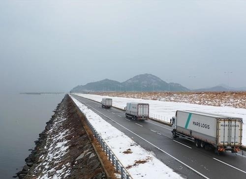 Autonomous freight trucks operating on a highway in South Korea. (Mars Auto)