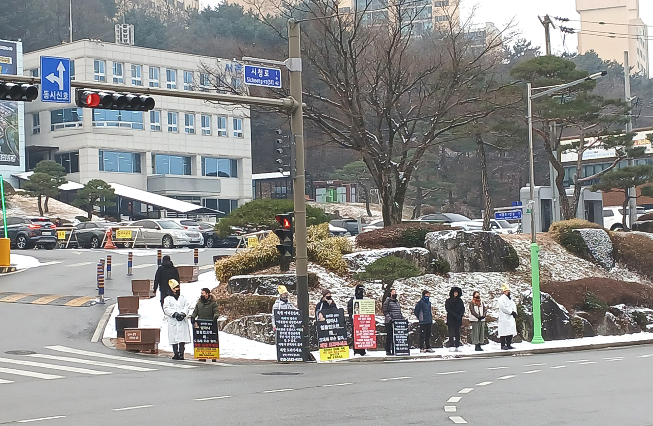 직장내 괴롭힘 의혹등으로 숨진 고 권미란 팀장(6급)의 배우자와 친구들이 상복을 차려입고 고인의 사망원인을 규명해달라며 시청앞에서 시위를 하고 있다(독자제공)