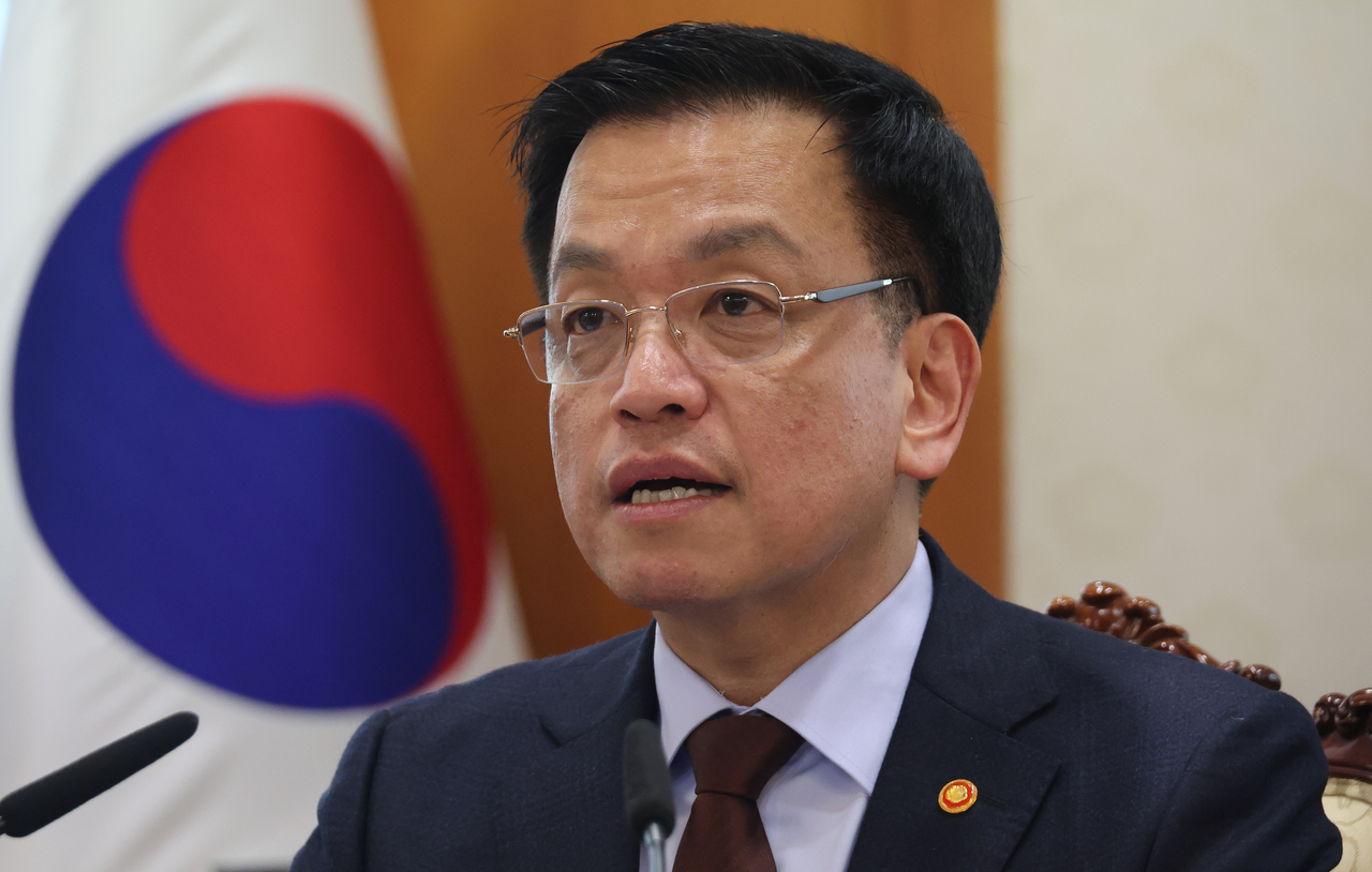 Acting President and Finance Minister Choi Sang-mok speaks during a meeting with the Committee for Policy on Foreign Human Resources held at the government complex in Seoul on Wendesday. (Yonhap)
