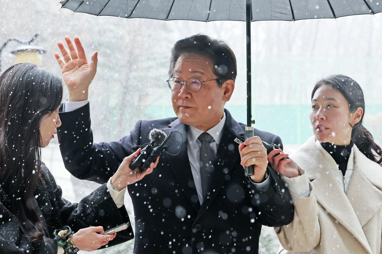 Main opposition leader Lee Jae-myung arrives at the Seoul Central District Court to attend a hearing Tuesday on charges of corruption, breach of duty and conflict of interest regarding development projects in Daejang-dong and Wirye, both in Seongnam, Gyeonggi Province, and bribery charges surrounding donations to Seongnam FC during his time as the city's mayor from 2010 to 2018. Yonhap