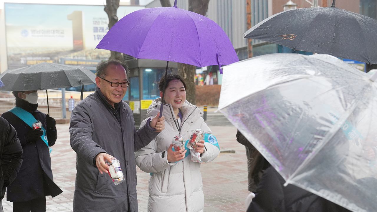 이재용 총장이 신입생들에게 간식을 나눠주고 있다.[영남이공대 제공]