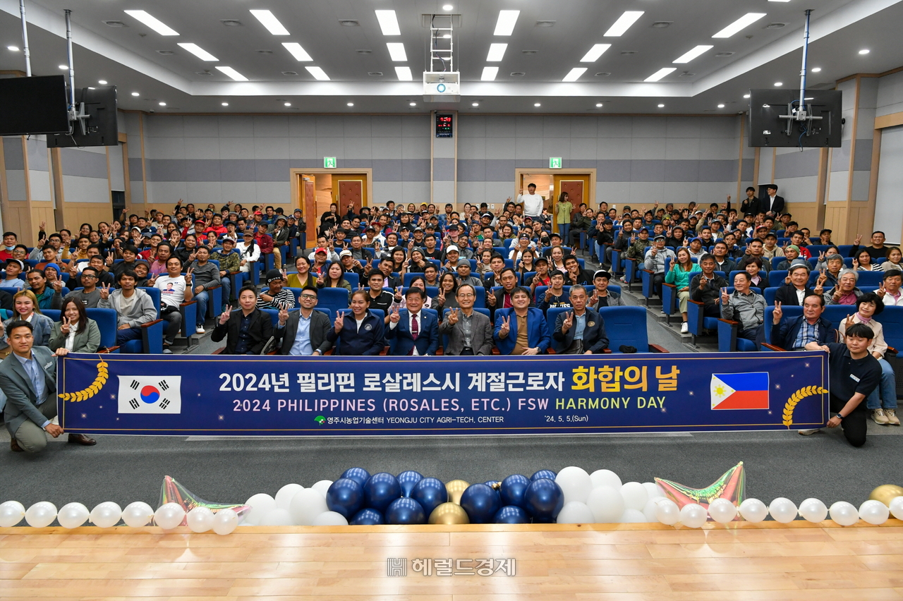 6일 필리핀 로살레스시 계절근로자 76명이  영주이 도착해 환영행사후 기념사진을  찍고 있다
