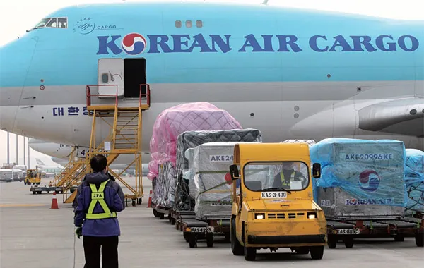 공항 지상조업 노동자들이 대한바카라 토토 사이트 바카라 토토 사이트기에서 화물을 내리고 있다. [공공운수노조 자료]