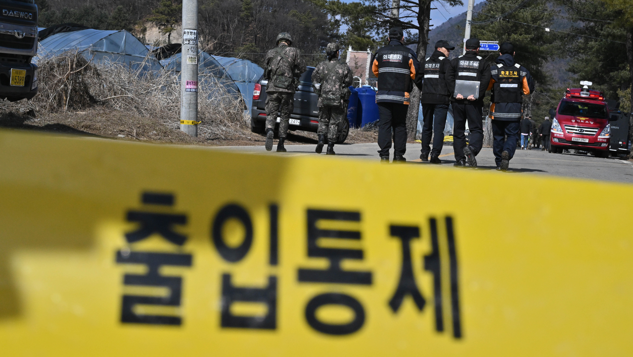 6일 오전 한미연합훈련 중 공군이 낙하한 폭탄이 민가에 떨어져 인명피해가 발생했다. 이날 오후 경기도 포천시 이동면의 낙탄지점으로 군인과 소방관들이 진입하고 있다. 포천=임세준 기자
