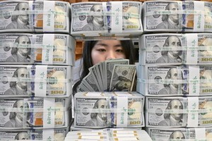 Foreign exchange reserves slump to nearly 5-year low