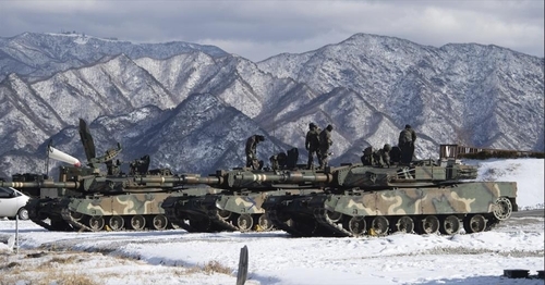 South Korean troops inspect K1A2 tanks ahead of major live-fire drills with US troops at the Seungjin Fire Training Field in Pocheon, just 25 kilometers south of the inter-Korean border, on Thursday. (Korea Army)