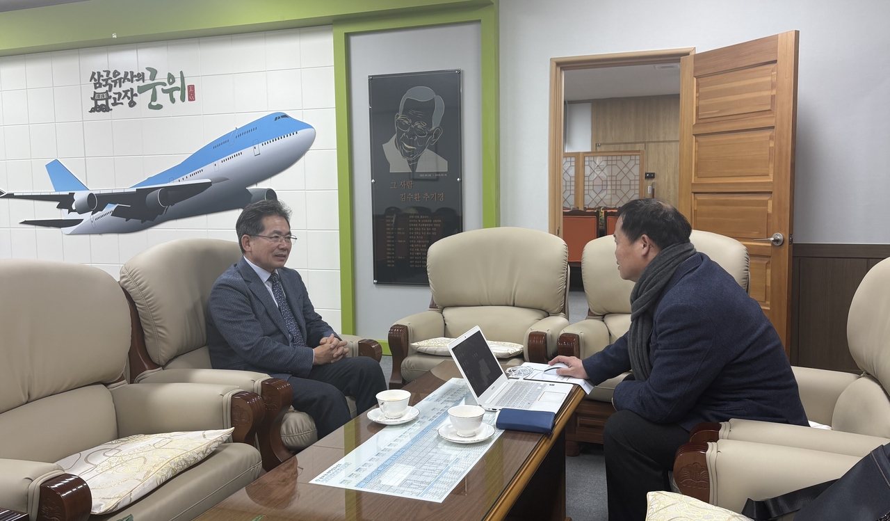 [김진열 군위군수(왼쪽)가 6일 오후 군청 군수실에서 대구 군부대 이전지 최종 선정과 관련해 본지 기자와 인터뷰를 하고 있다.]