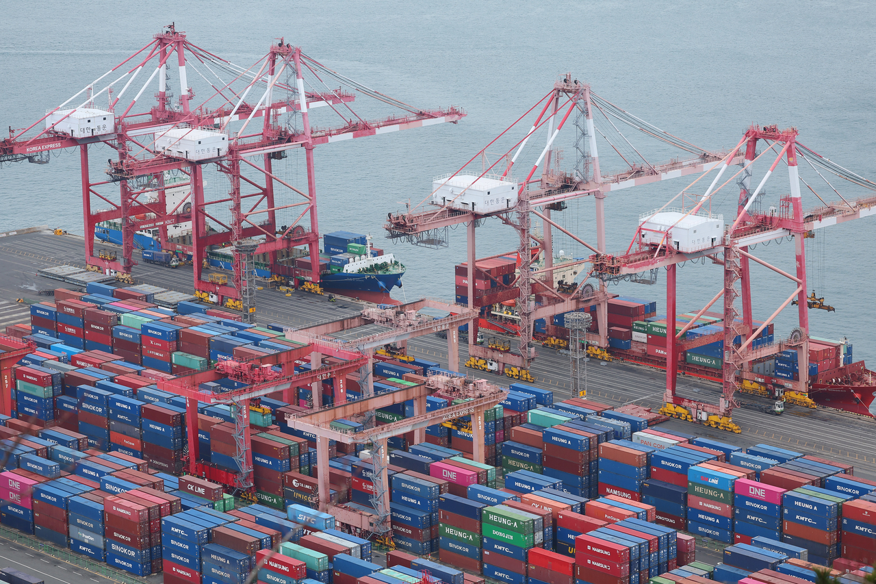 A port in the southeastern city of Busan on Sunday. (Yonhap)