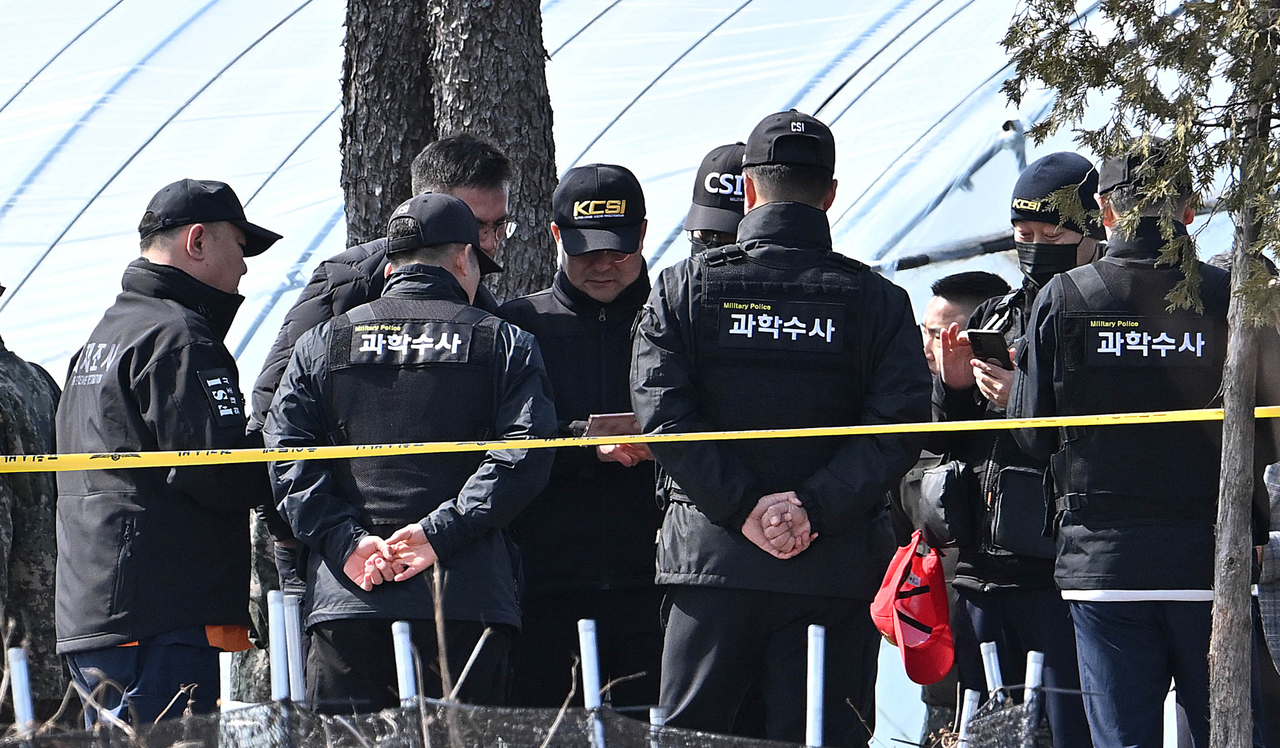 6일 오전 한미연합훈련 중 공군이 낙하한 폭탄이 민가에 떨어져 인명피해가 발생했다. 이날 오후 경기도 포천시 이동면 낙탄지점 인근에서 과학수사대 관계자들이 현장을 살펴보고 있다. 포천=임세준 기자