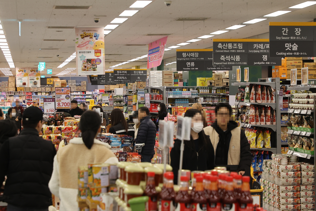 Customers shop at a major discount chain store in Seoul, in this file photo from Sunday. (Yonhap)