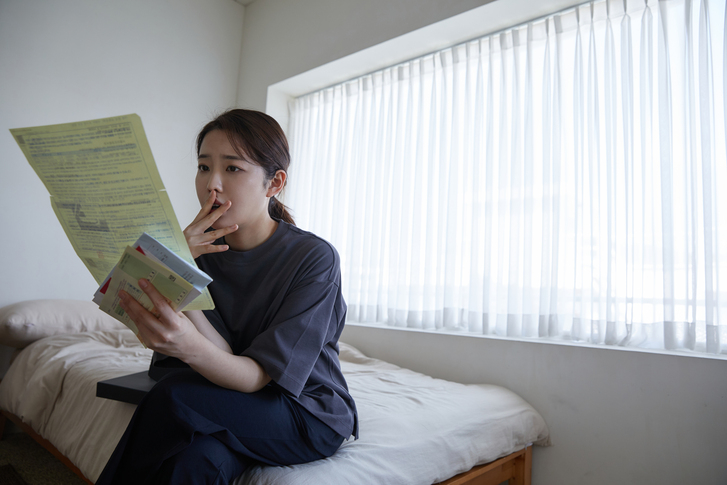 김미영 씨는 최근 아버지가 갑작스럽게 돌아가시면서 단독주책 한 채를 상속받았다. 상속재산이 10억원 이하면 따로 신고하지 않아도 된다는데, 괜히 불안한 마음이 든다. 심지어 주변에선 “나중에 상속받은 집을 팔 계획이라면 상속세를 신고하라”라는 조언까지 들으니 혼란스럽기만 하다. 상속세가 ‘0원’인데도 왜 절세 고수들은 신고하라는 걸까. [게티이미지뱅크]
