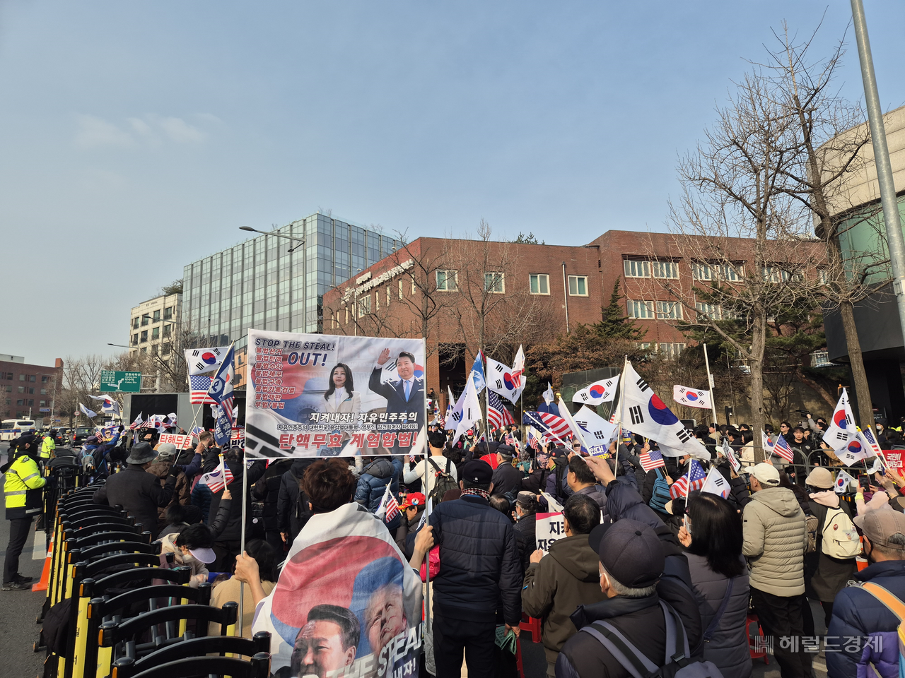 7일 오후 윤석열 대통령 구속 취소 청구를 서울중앙지법이 받아들이면서 헌법재판소 앞에 있던 윤석열 대통령 지지자들이 서울 샌즈 카지노 사이트 대통령 관저로 집결하고 있다. 김도윤 기자.