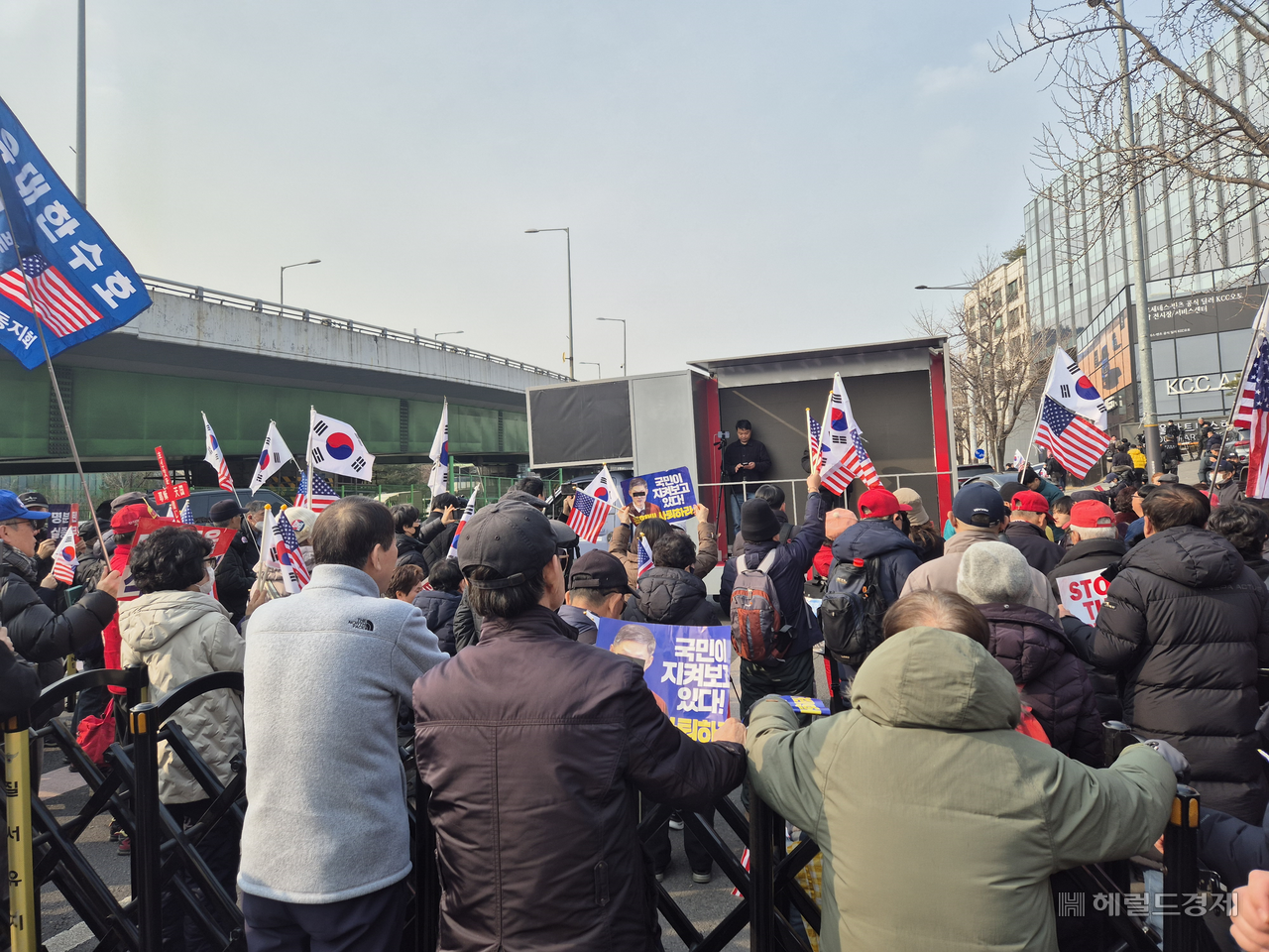 7일 오후 윤석열 대통령 구속 취소 청구를 서울중앙지법이 받아들이면서 헌법재판소 앞에 있던 윤석열 대통령 지지자들이 서울 샌즈 카지노 사이트 대통령 관저로 집결하고 있다. 김도윤 기자.