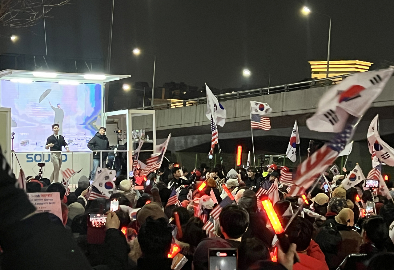 법원이 윤석열 대통령의 구속 취소 청구를 받아들인 7일 서울 용산구 한남동 관저 앞에 모인 윤 대통령 지지자들이 집회를 열고 있다. [연합뉴스]