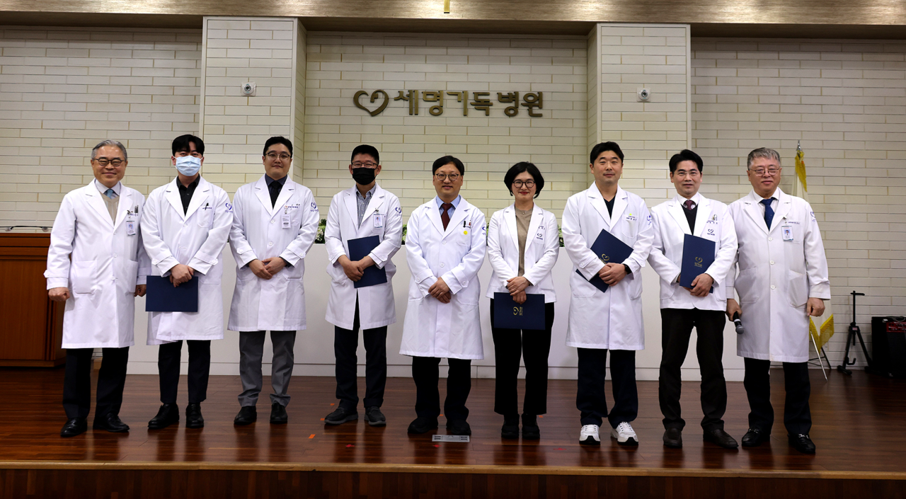 1. 진료 중인 신임 의료진 3명을 제외한 2025년 포항세명기독병원 신임 의료진이 임명장을 받은 후  기념사진을 찍고있다(포항세명기독병원제공)