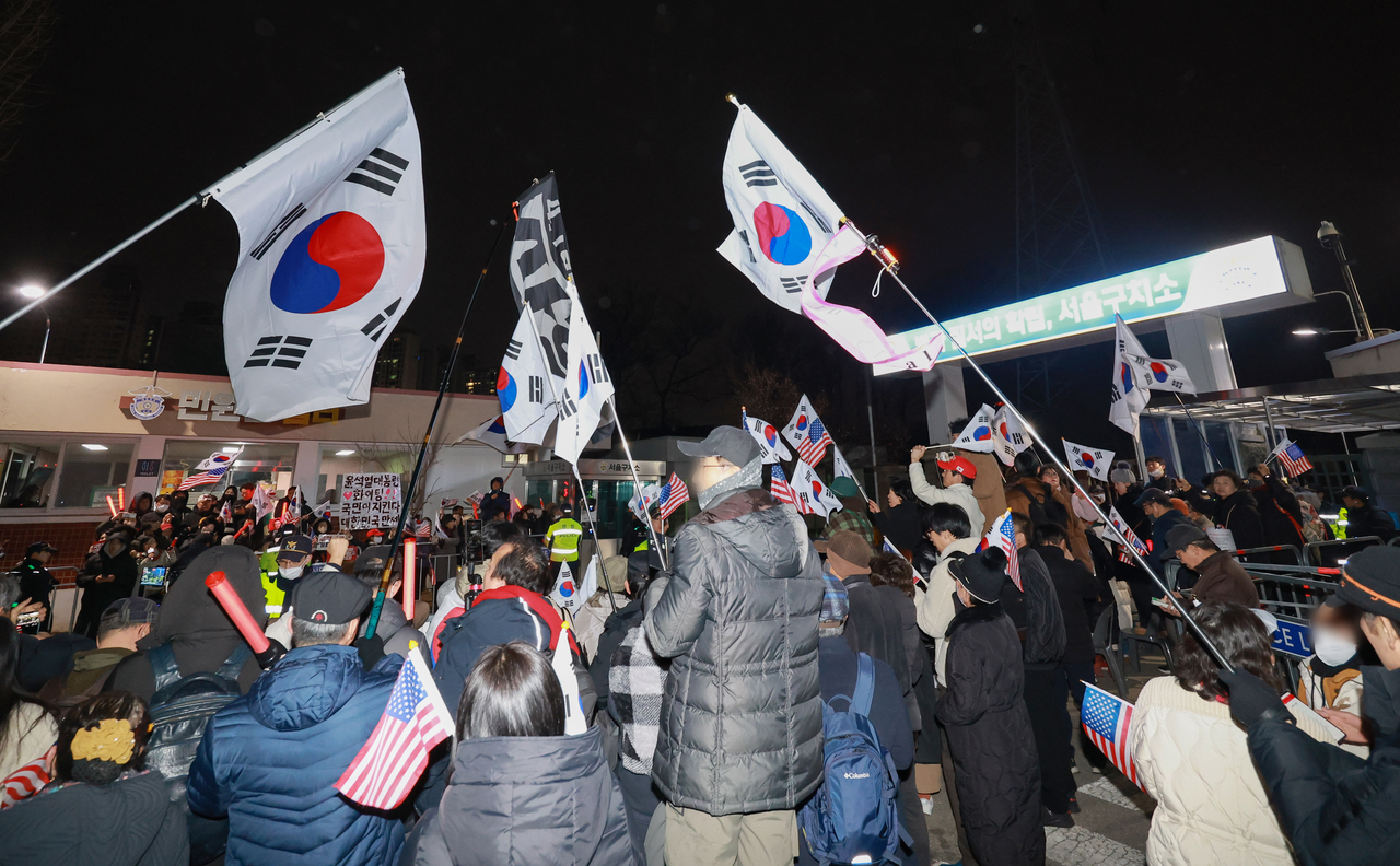 법원이 윤석열 대통령의 구속 취소 청구를 받아들인 7일 경기도 의왕시 서울구치소 앞에서 윤 대통령 지지자들이 구호를 외치고 있다. [연합뉴스]