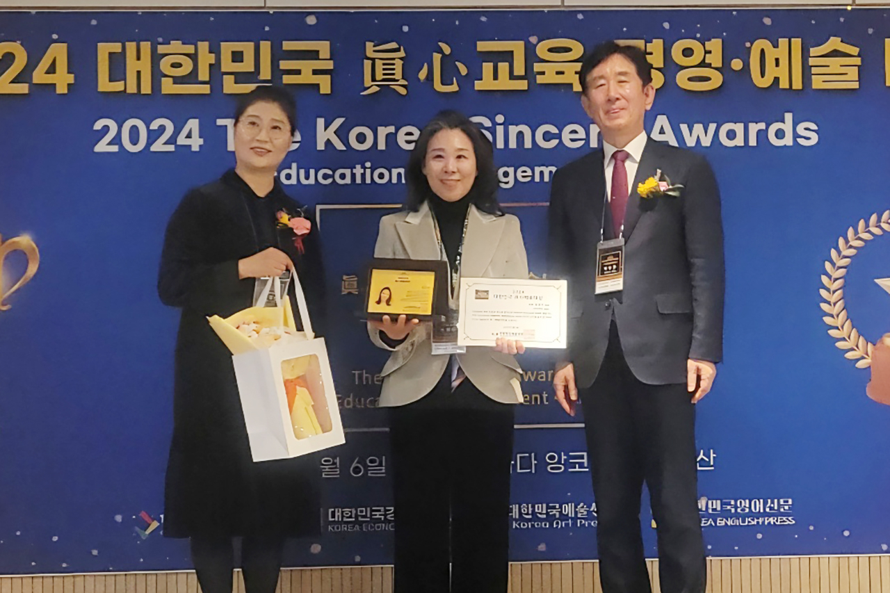 기념촬영하는 최영민 박사과정생.[대구한의대 제공]