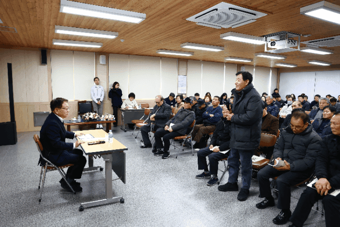 울진군이 읍·면을 순회하며 주민화합 간담회를 통해 수렴한 군민들의 건의 사항을  신속히 처리하고 있다(울진군 제공)