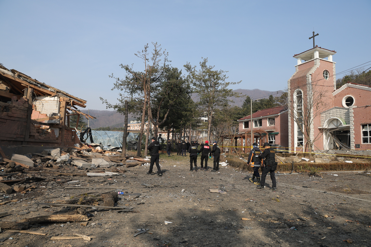 7일 오전 경기도 포천시 이동면 노곡리 공군 전투기 오폭 사고 현장에서 합동 감식반이 이동하고 있다. [연합]