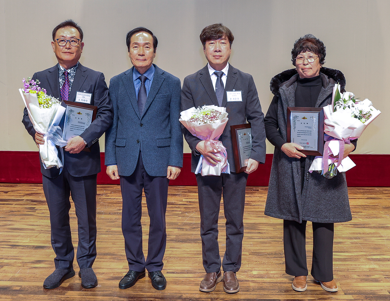 김주수 의성 군수가 유공납세자에게  표창패를 수여한후 기념사진을 찍고 있다(의성군 제공)