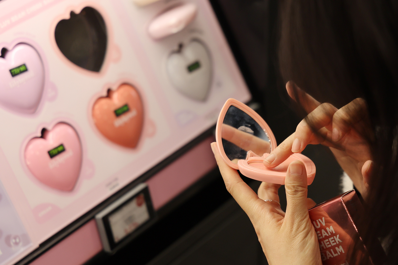 우리도 관세 무풍지대” 美·中 바람에 치솟는 화장품株 왜? [투자360] - 헤럴드경제