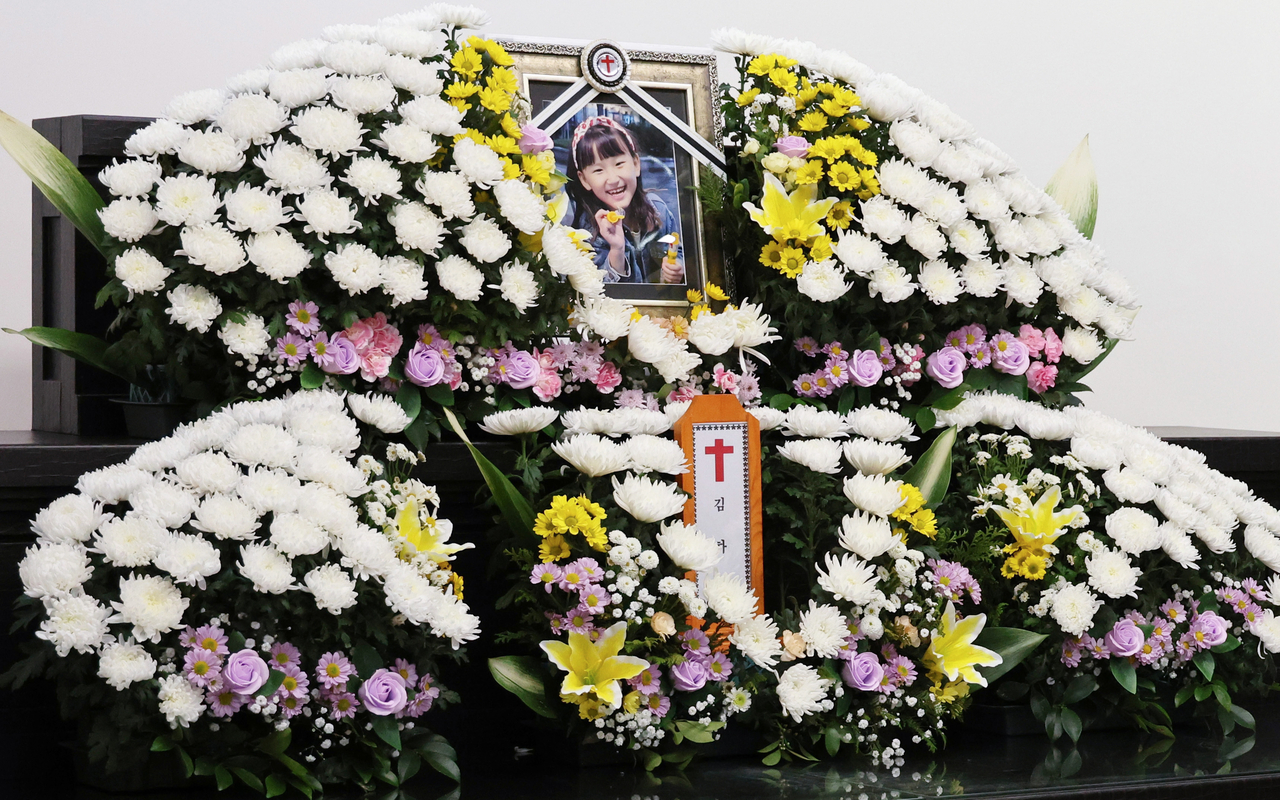 Memorial altar of Kim Ha-neul, an 8-year-old stabbing victim, in the central city of Daejeon on Feb.11. (Yonhap)