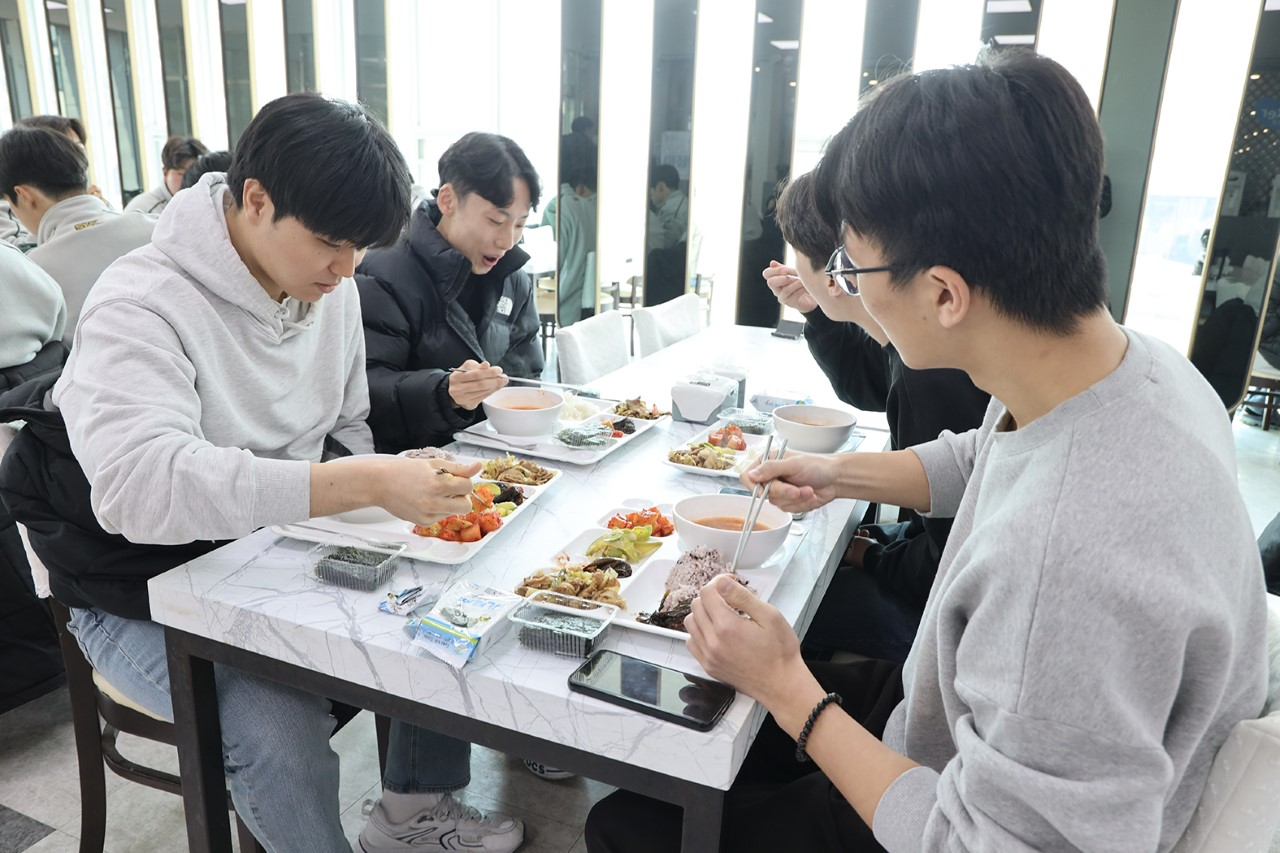 경일대 학생들이 천원의 아침밥을 먹고 있다.[경일대 제공]
