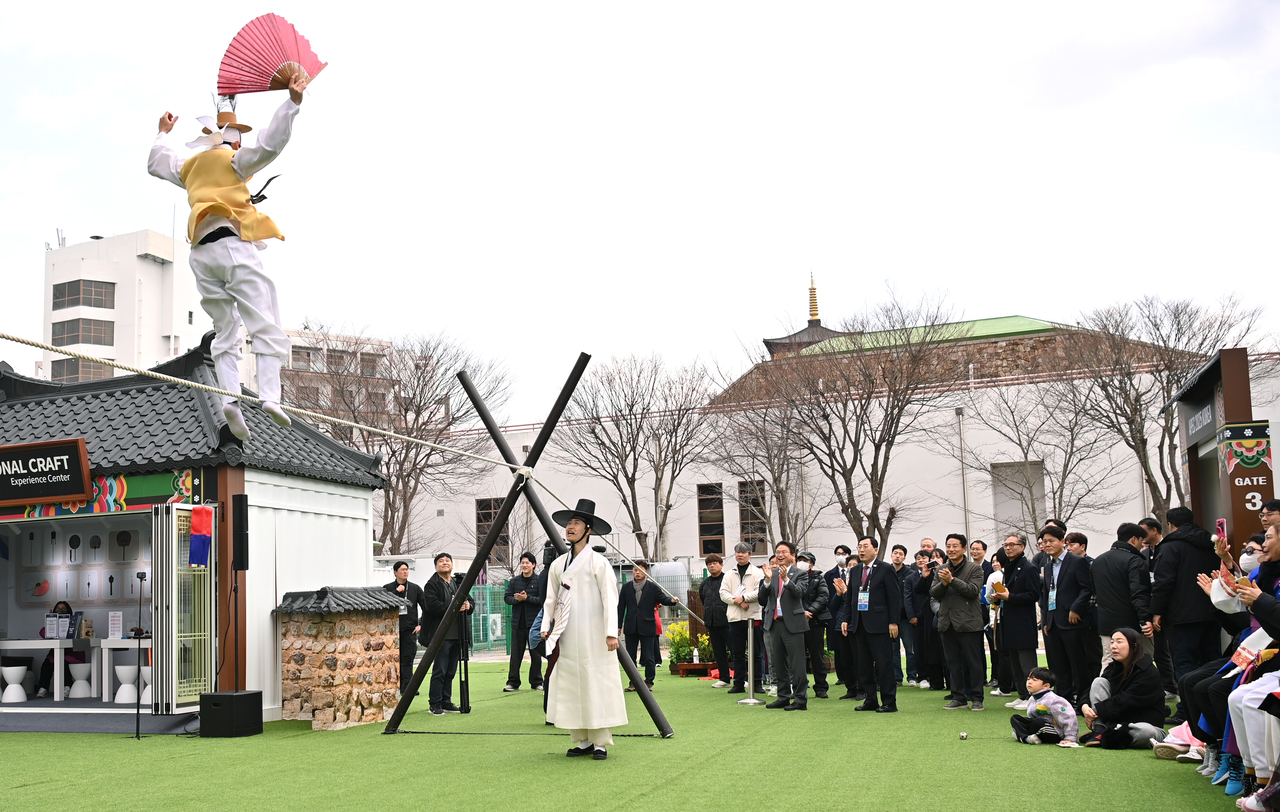 APEC 고위관리회의 야외전시관 전통 공연 모습.[경북도 제공]