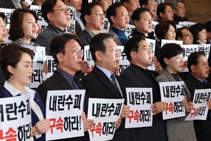 Opposition urges chief prosecutor to resign
