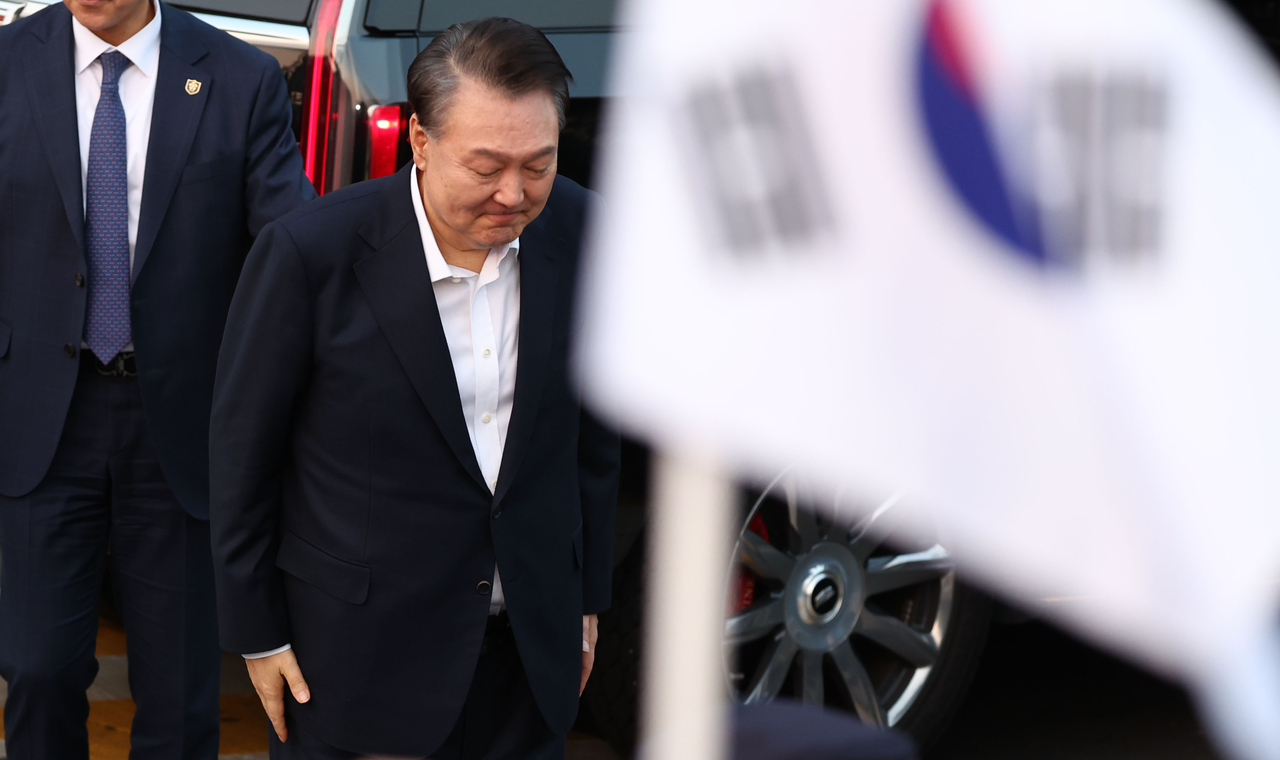 서울구치소에서 석방된 윤석열 대통령이 8일 서울 한남동 관저 앞에 도착, 차량에서 내려 지지자들을 향해 인사하고 있다. [연합]