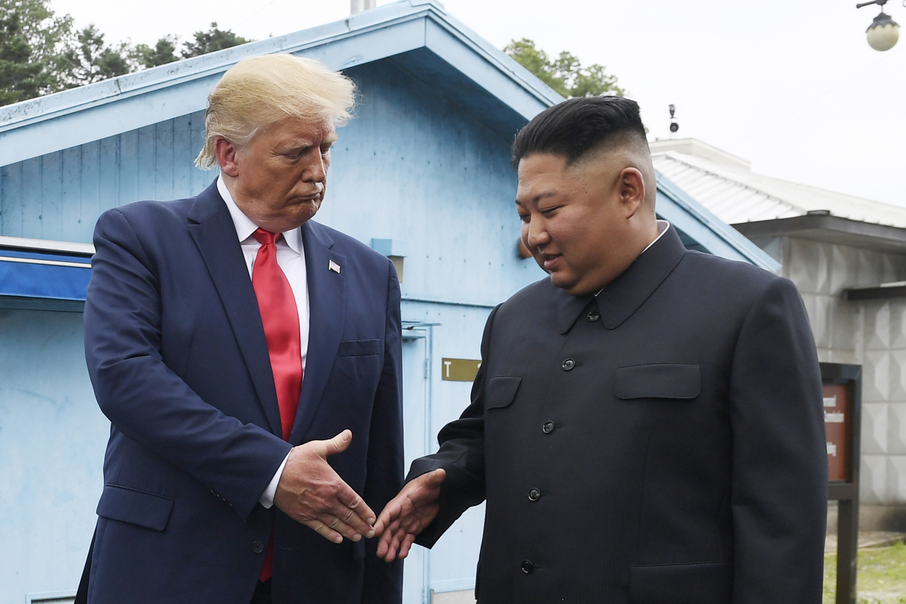 도널드 트럼프 미국 대통령과 김정은 북한 국무위원장이 지난 2019년 6월 30일 한국 판문점에서 만나 악수하고 있다.  [AP]