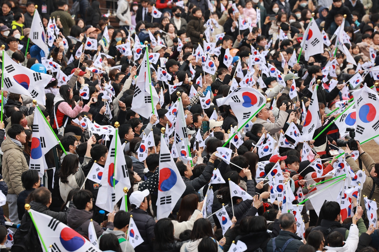 Demonstrators wave Korean flags to celebrate March First Independence Movement Day at the Seodaemun Prison History Hall in Seodaemun-gu, Seoul, March 1. (Yonhap)