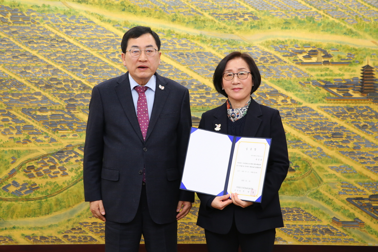 주낙영(왼쪽) 경주시장과 주진옥 신라문화유산연구원장.[경주시 제공]