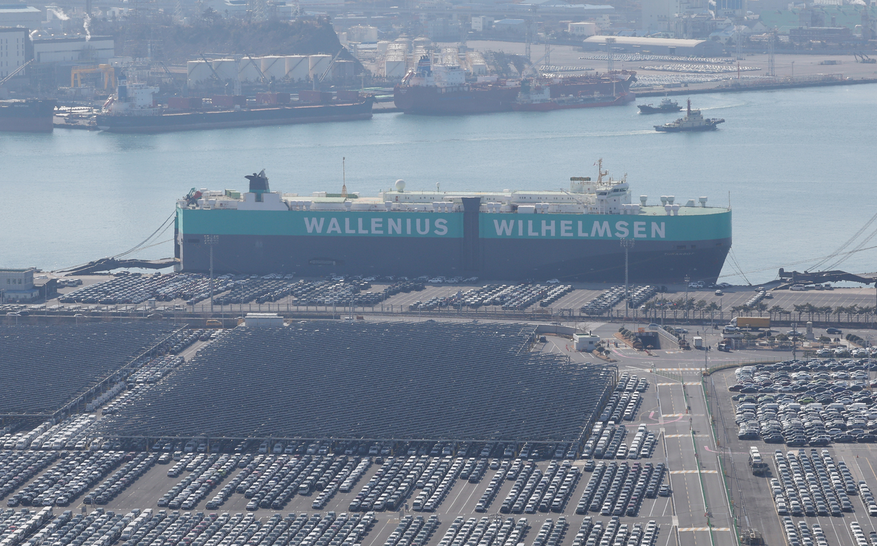 This file photo, taken Feb. 11, shows vehicles waiting to be exported at the port of Hyundai Motor Co. in Ulsan, about 305 kilometers southeast of Seoul. (Yonhap)
