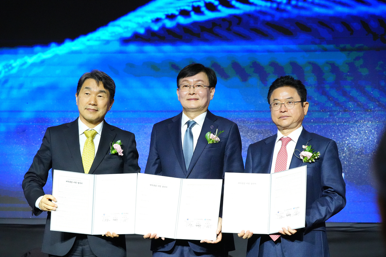 이주호 시회부총리 겸 교육부장관(왼쪽)과 정태구 국립경국대학교 총장(가운데), 이철우 경북도지사가 통합 이행협약을 체결하고 기념촬영을 하고 있다.(국랍경국대 제공)