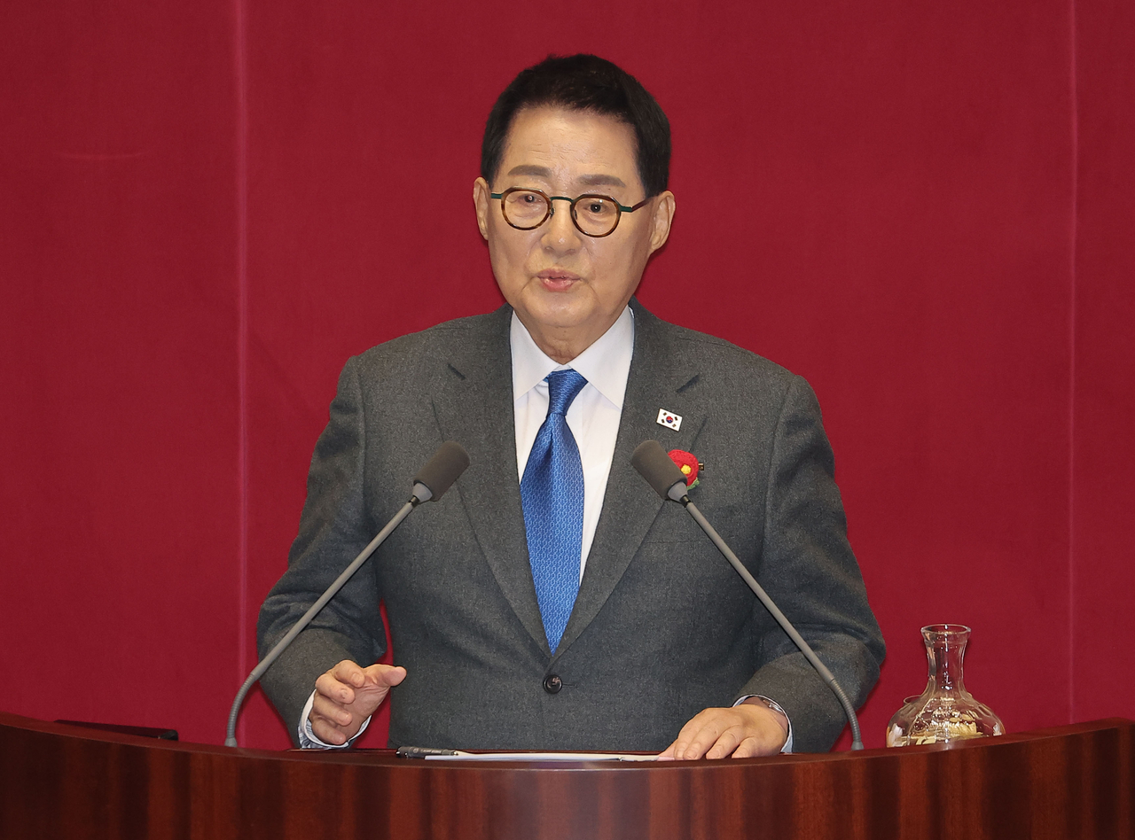 박지원 더불어민주당 의원이 13일 국회 본회의장에서 열린 경제분야 대정부질문에서 발언하고 있다. [연합]