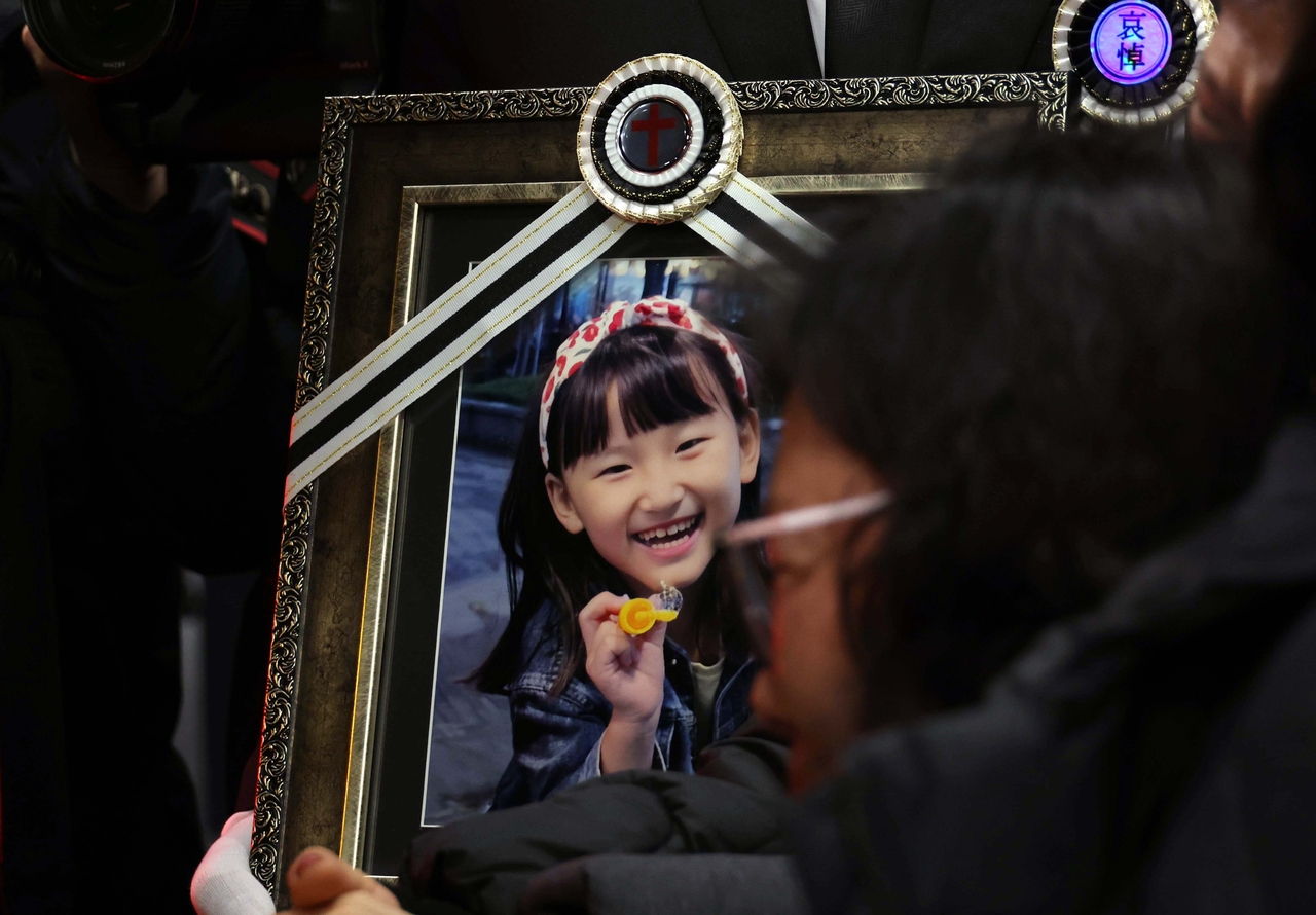 학교에서 교사에게 살해된 8살 김하늘 양이 지난달 14일 영면에 들어갔다. 하늘이 영정 사진을 앞세운 유가족들이 빈소를 나서고 있다. [연합]