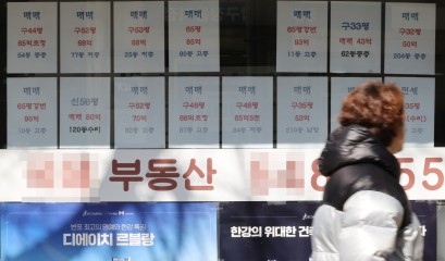 토지 거래 허가 구역 해제 이후 서울 강남3구 아파트값이 급등 조짐을 보이고 있다. 부동산 전문 리서치업체 리얼투데이에 따르면 국토교통부 실거래가 자료를 분석한 결과 토지 거래 허가 구역이 해제된 지난달 12일부터 20일까지 강남3구 아파트 평균 거래 가격은 8.0% 올랐다. 사진은 서울 강남구 한 아파트 단지 부근 부동산 시세표.  [연합]