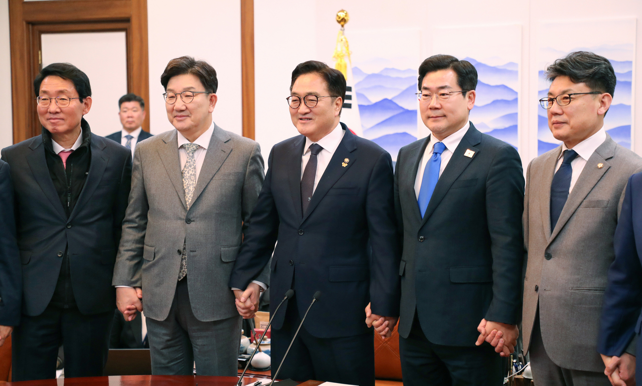 우원식 국회의장이 6일 서울 여의도 국회 의장집무실에서 열린 국정협의회에서 권성동
국민의힘 원내대표, 박찬대 더불어민주당 원내대표 등 양당 원내지도부와 기념촬영 하고 있다. [연합]
