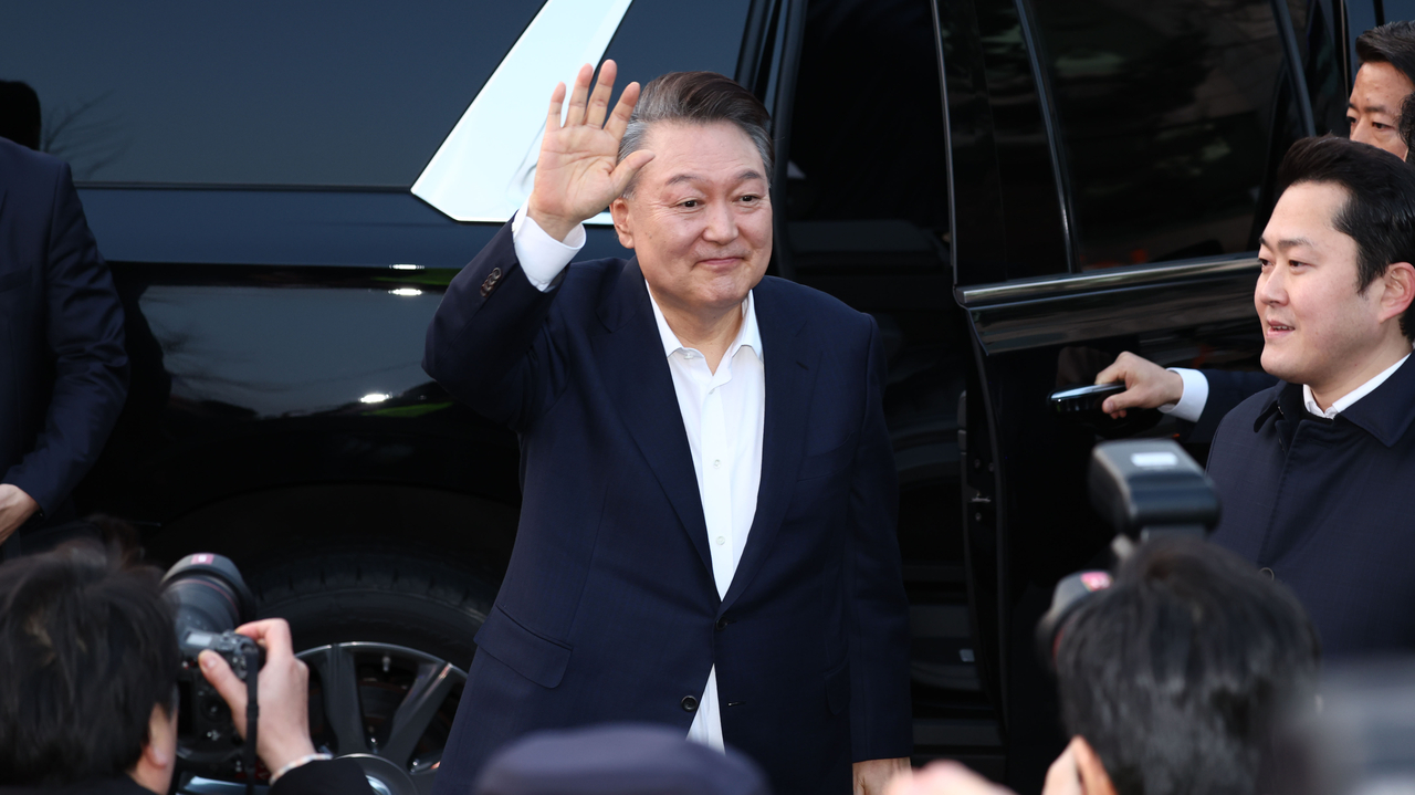 서울구치소에서 석방된 윤석열 대통령이 지난 8일 서울 한남동 관저 앞에 도착, 차량에서 내려 지지자들을 향해 인사하고 있다. [연합]