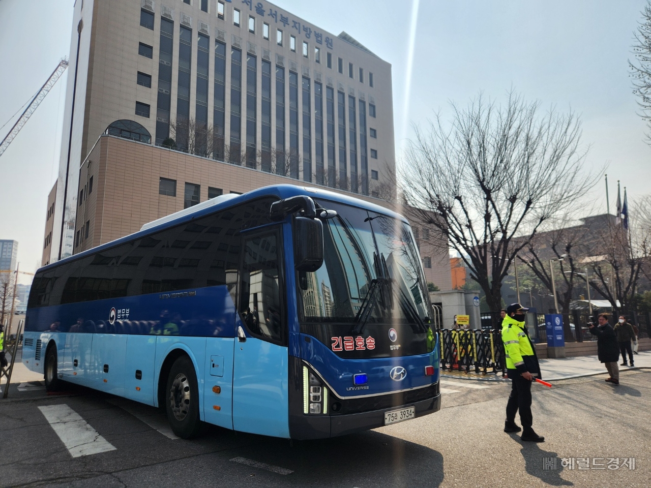 지난 1월 서울서부지방슬롯사이트 지니 난동 사태에 가담한 63명에 대한 첫 재판이 10일 열린 가운데 오전 공판을 마친 피고인들이 서부지법을 떠나고 있다. 이영기 기자.