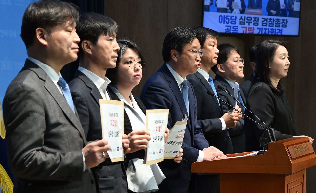 더불어민주당을 비롯한 야 5당 의원들이 10일 오전 서울 여의도  국회 소통관에서 심우정 온라인카지노추천총장 공동 고발 기자회견을 하고 있다.  이상섭 기자