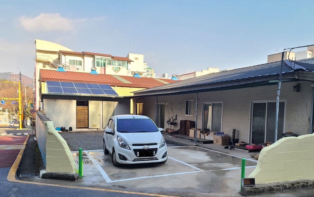 울주군지역 한 주택이 대문을 없애고 유휴 공간을 주차장으로 조성했다.