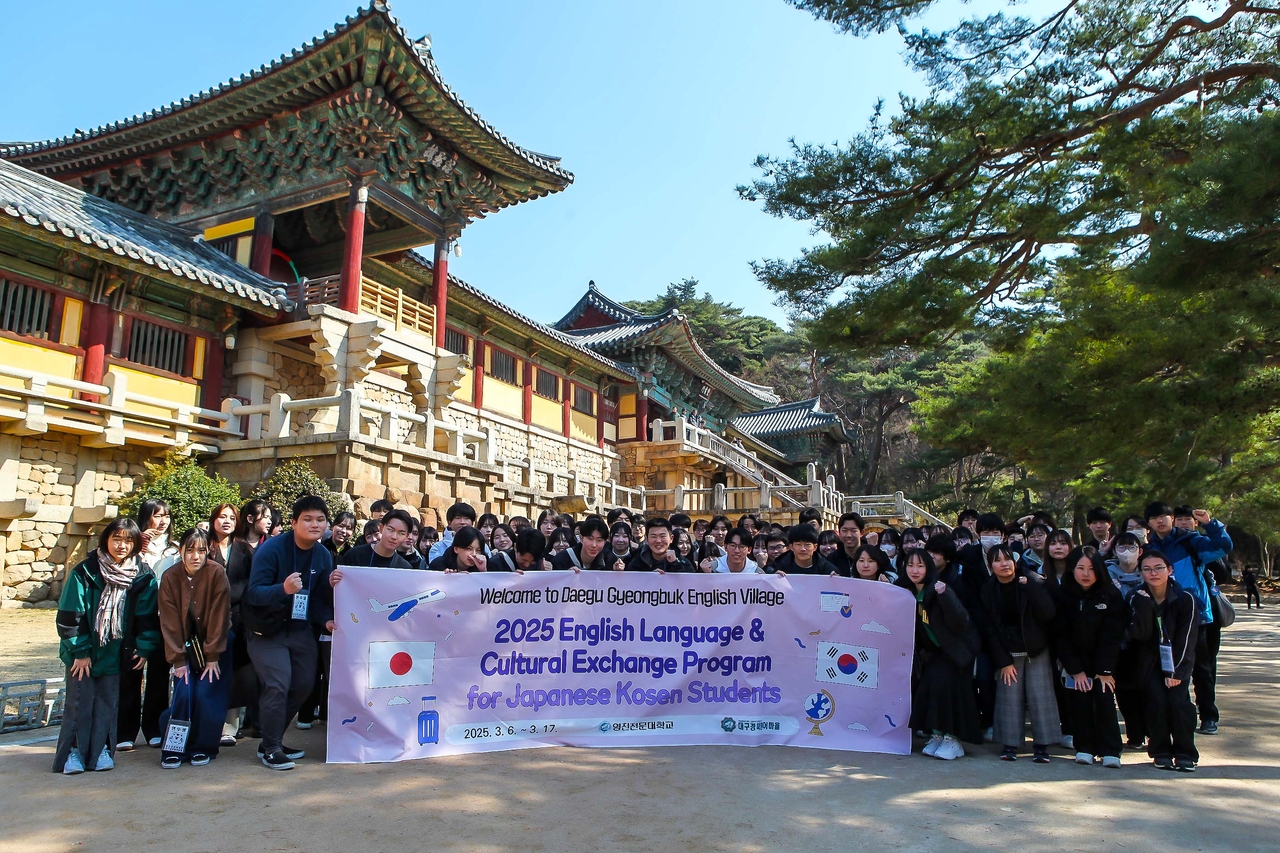 일본 고등전문학교 학생들이 지난 9일 경주 불국사에서 문화체험 중 기념사진을 찍고 있다.[영진전문대 제공]